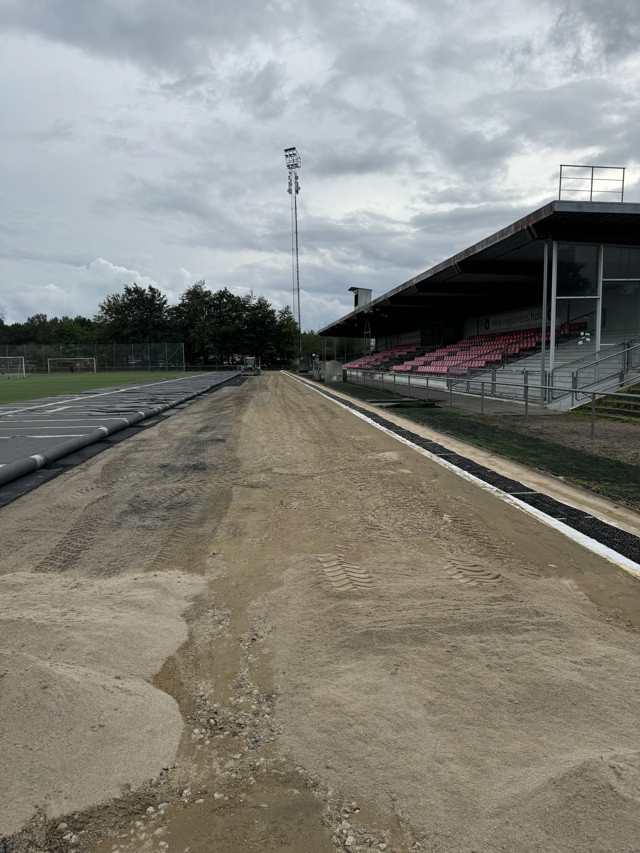 Forbedret dræningssystem ved kunstgræsbanen på Ikast Stadion, så banen nu kan håndtere selv de kraftigste regnskyl, udført af Winther Sport og Fritid.