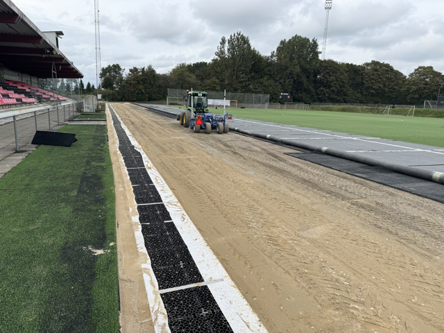Vi har netop forbedret drænings systemet ved kunstgræsbanen på Ikast Stadion, så banen nu kan håndtere selv de kraftigste regnskyl.