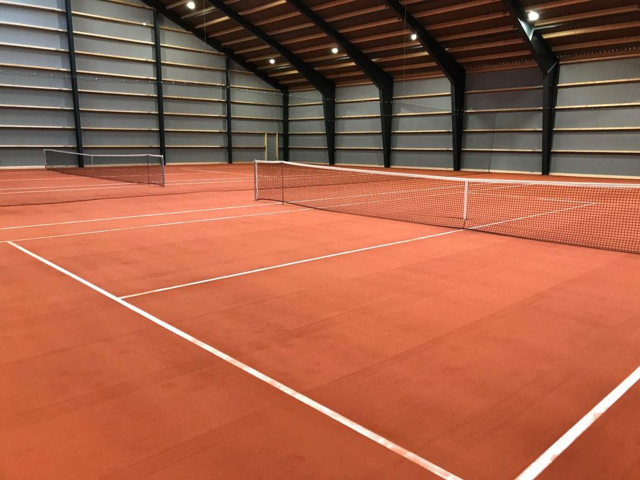 Winther Sport & Fritid tilbyder indendørs tennisbaner